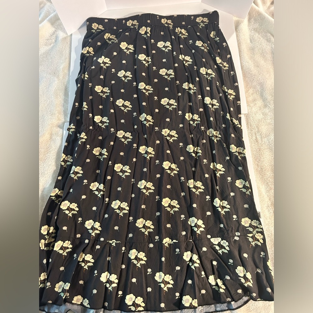 Women’s XL vans skirt super cute on